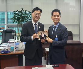 이정문 국회의원 간담회 참석 및 정책 건의서 전달_1.jpg 대표 게시물 이미지 입니다.
