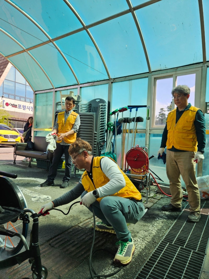 게시판 본문의 첨부파일 이미지입니다. : 경북지회, 장애인 휠체어 세척·소독 봉사_2.jpg